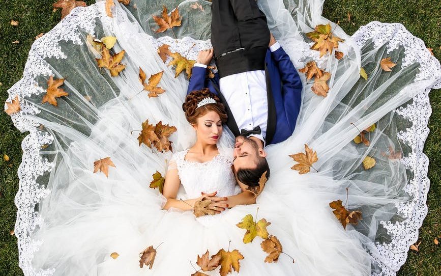 organiser son mariage - mariés allongés dans l'herbe  - 
prestations pour votre mariage